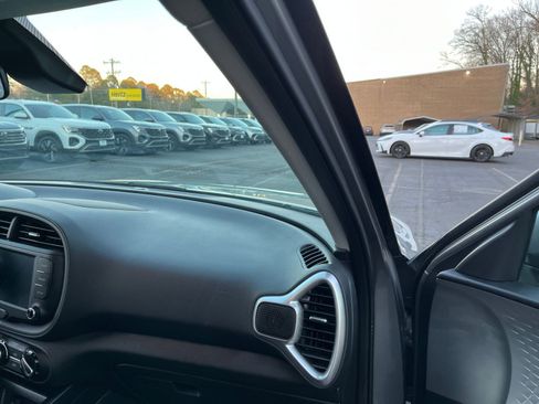 Used 2025 Kia Soul LX w/ LX Technology Package image 33