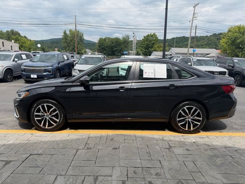 Used 2025 Volkswagen Jetta SE FWD image 5