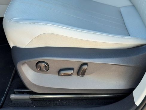 Used 2023 Volkswagen Tiguan SE R-Line image 13