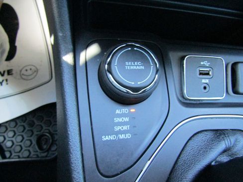 Used 2019 Jeep Cherokee Latitude w/ Cold Weather Group image 31