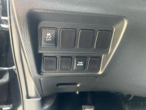 Used 2015 Nissan Pathfinder SV FWD image 16