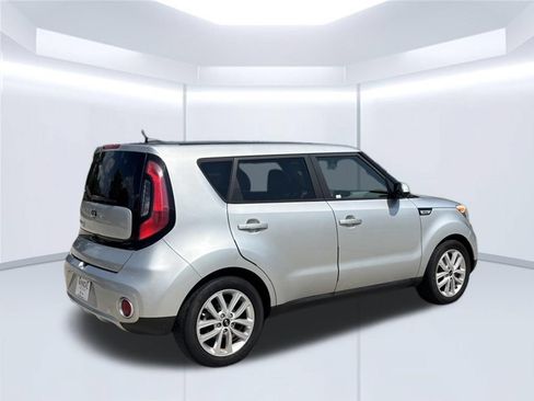 Used 2017 Kia Soul + FWD image 5