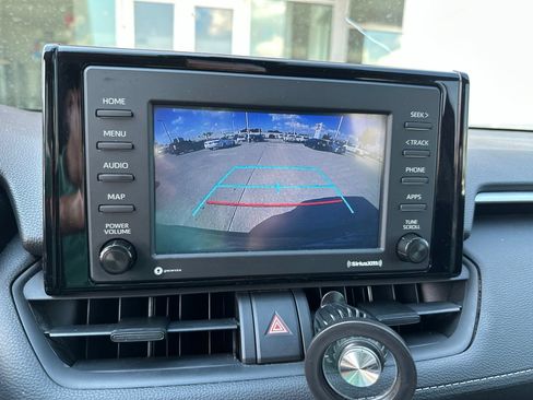 Used 2021 Toyota RAV4 LE FWD image 5