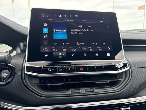 New 2026 Jeep Compass Latitude image 13