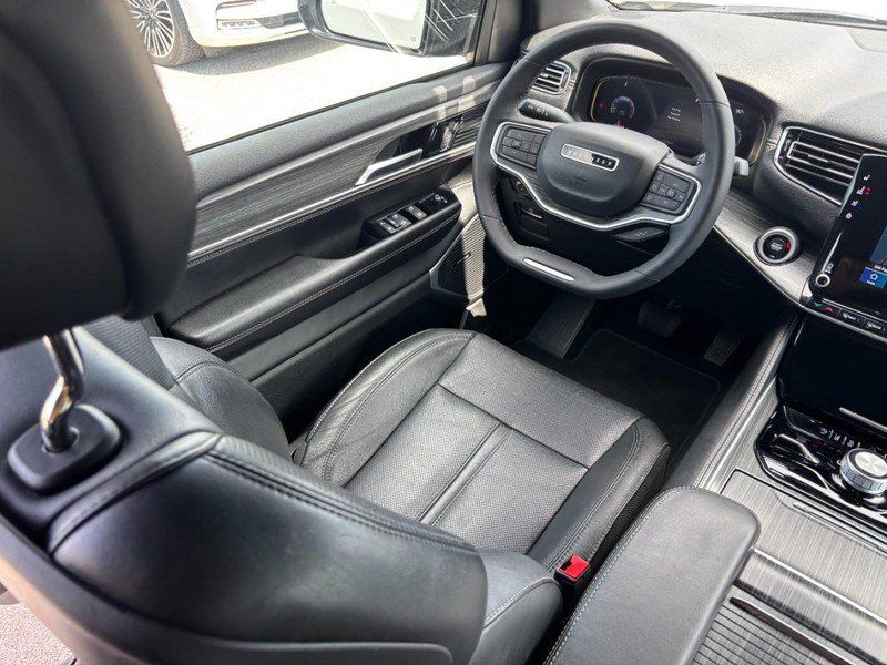 Used 2023 Jeep Wagoneer L Series II AWD/4WD image 13
