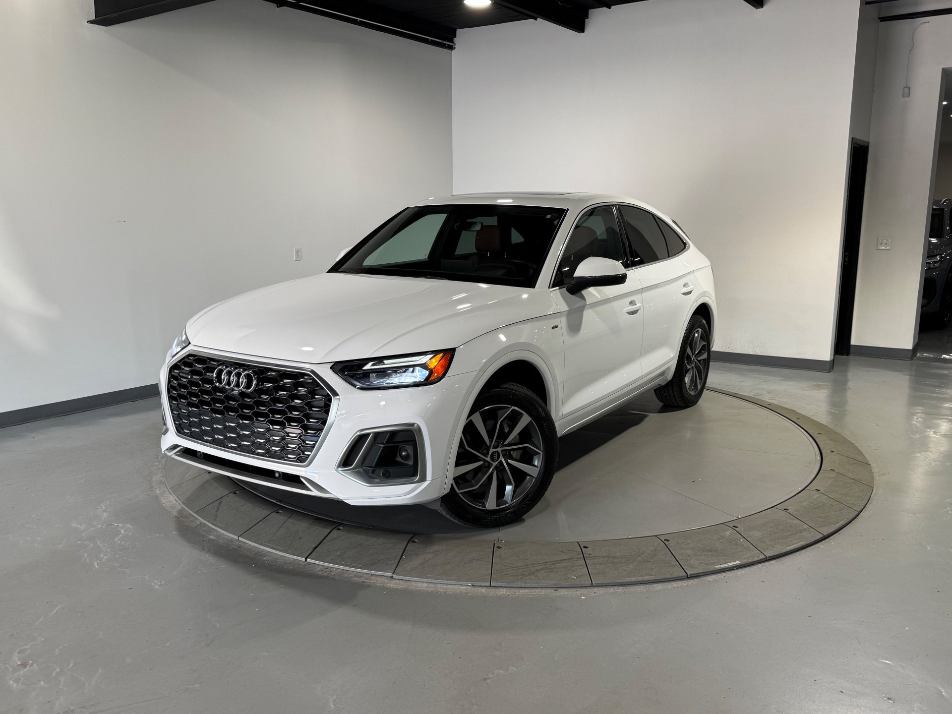 Used 2023 Audi Q5 2.0T Premium w/ Convenience Package AWD/4WD image 3