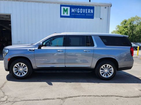 Used 2022 GMC Yukon XL SLT w/ SLT Premium Package AWD/4WD image 2