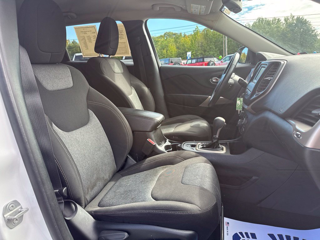 Used 2018 Jeep Cherokee Latitude w/ Cold Weather Group FWD image 12