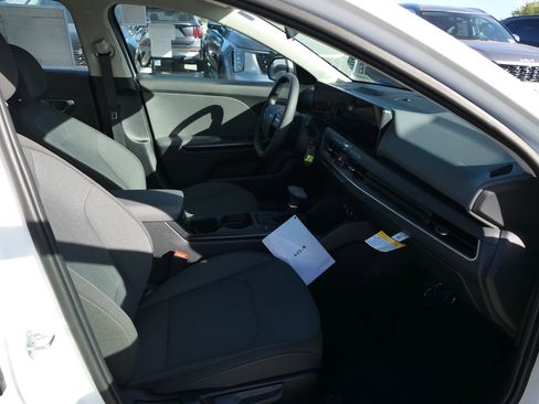 New 2025 Kia K4 LXS image 25