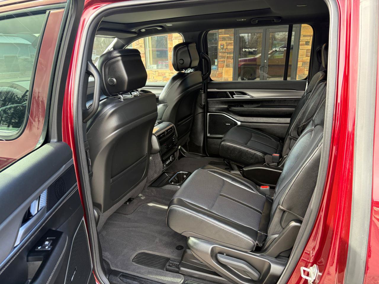 Used 2024 Jeep Wagoneer Series II AWD/4WD image 5