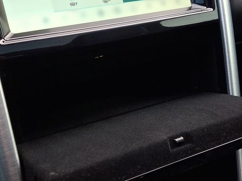 Used 2020 Land Rover Discovery HSE image 25