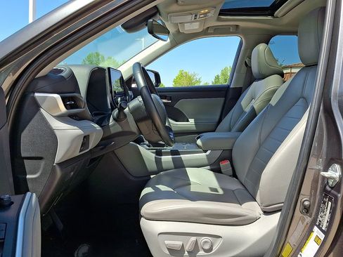 Used 2023 Toyota Highlander XLE FWD image 13