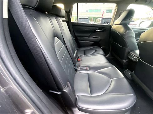 Used 2022 Toyota Highlander XLE image 21