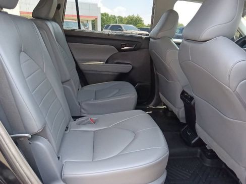Used 2022 Toyota Highlander XLE AWD/4WD image 32