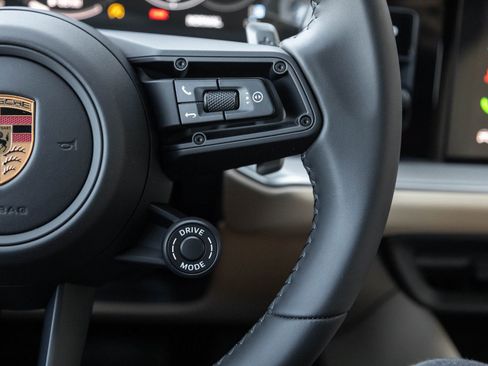 Used 2026 Porsche Cayenne Coupe image 16