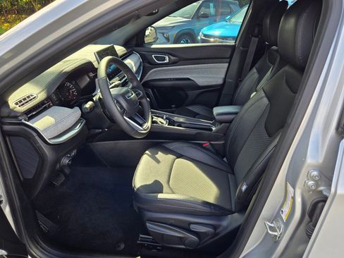 Used 2024 Jeep Compass Latitude image 21