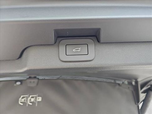 Certified 2024 Land Rover Discovery Dynamic SE image 8