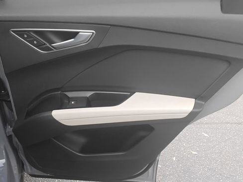 Used 2025 Audi Q4 e-tron Premium image 23