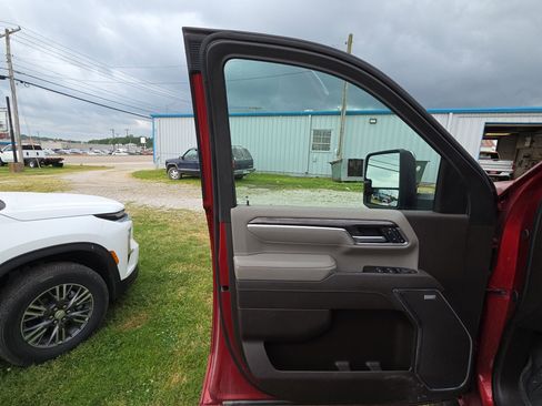 Used 2025 Chevrolet Silverado 3500 LTZ w/ LTZ Convenience Package AWD/4WD image 8