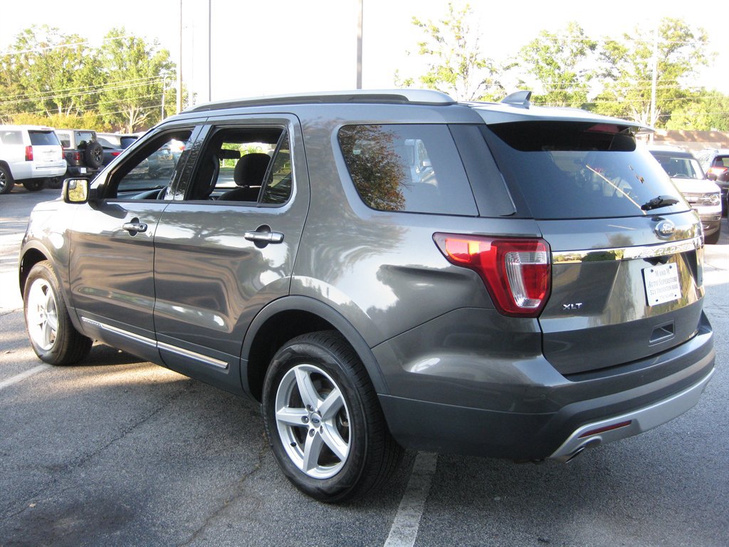 Used 2017 Ford Explorer XLT AWD/4WD image 6