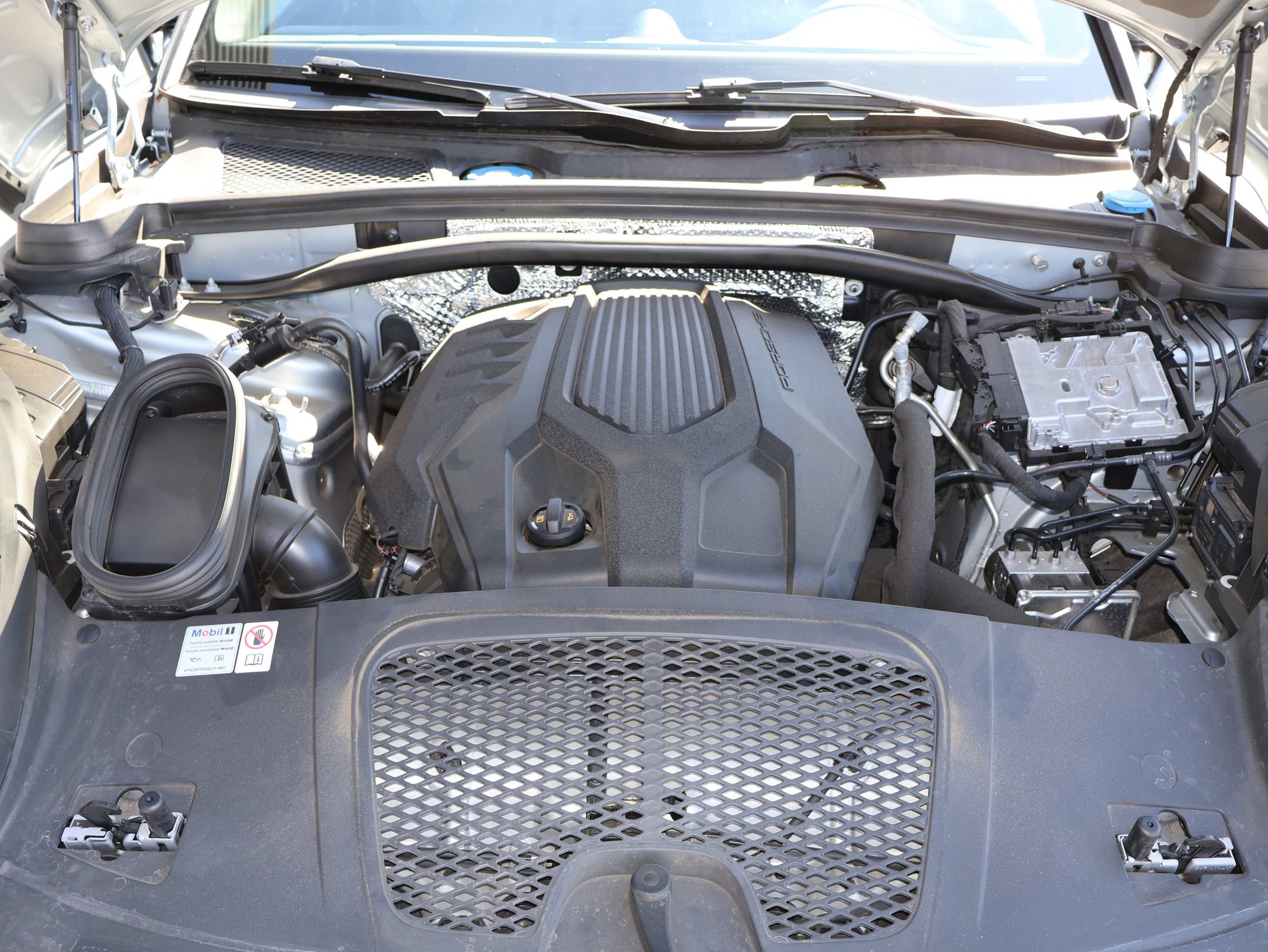Used 2024 Porsche Macan Turbo AWD/4WD image 33