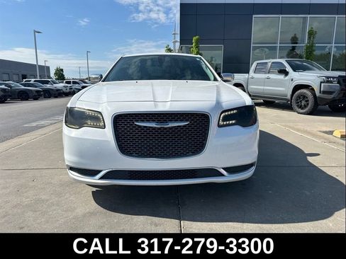 Used 2018 Chrysler 300 Touring w/ Chrome Appearance Package RWD image 3
