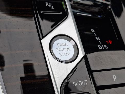 Used 2026 BMW X7 M60i w/ Executive Package image 21