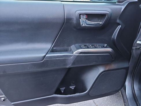 Used 2020 Toyota Tacoma TRD Off-Road w/ Technology Package image 15