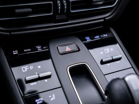 Certified 2023 Porsche Macan AWD/4WD image 26