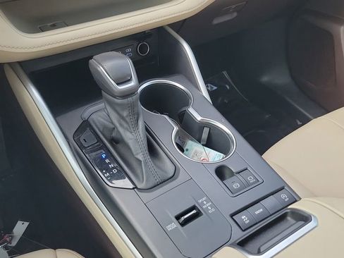 Used 2022 Toyota Highlander XLE image 18