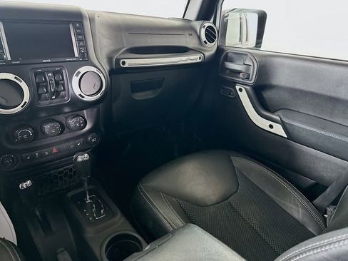 Used 2015 Jeep Wrangler Unlimited Sahara image 23