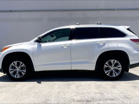 Used 2014 Toyota Highlander XLE w/ Preferred Accessory Package AWD/4WD image 3
