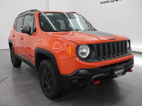 Used 2018 Jeep Renegade Trailhawk AWD/4WD image 2