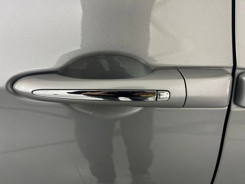 Used 2017 Chrysler Pacifica Touring-L image 47