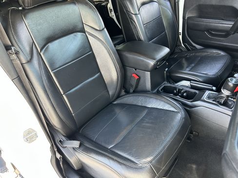 Used 2019 Jeep Wrangler Unlimited Sahara AWD/4WD image 8