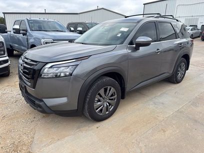 Used 2025 Nissan Pathfinder SV w/ Black Appearance Package