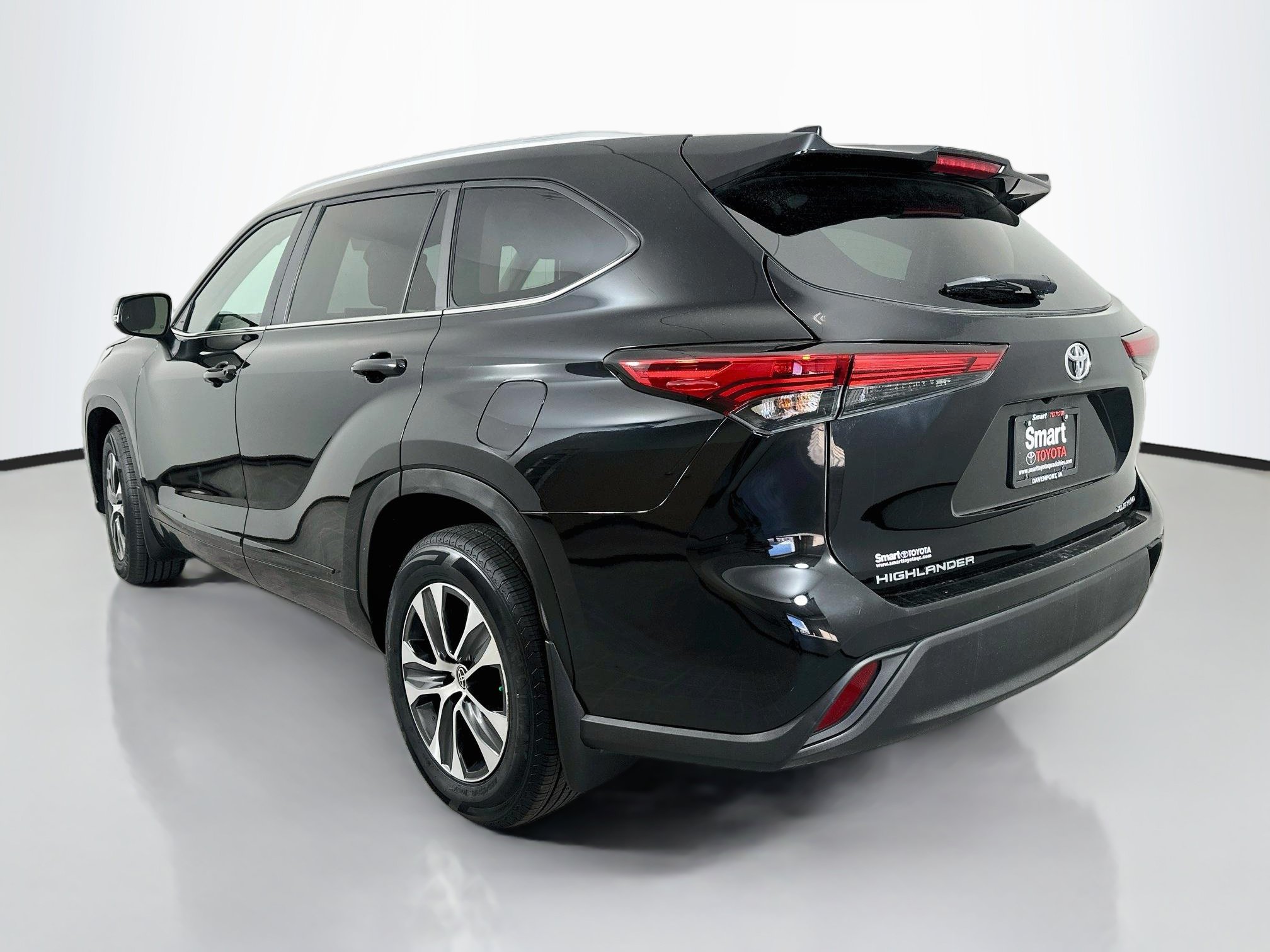 Used 2023 Toyota Highlander XLE AWD/4WD image 5