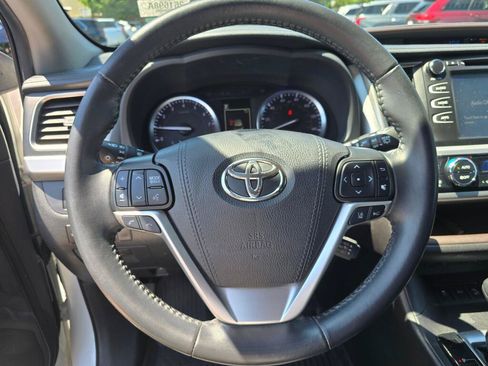 Used 2019 Toyota Highlander XLE AWD/4WD image 19