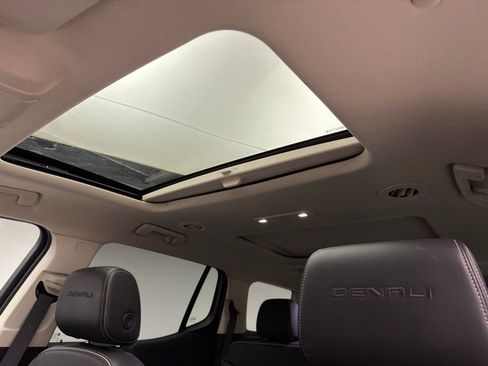 Used 2023 GMC Acadia Denali w/ Denali Technology Package image 7