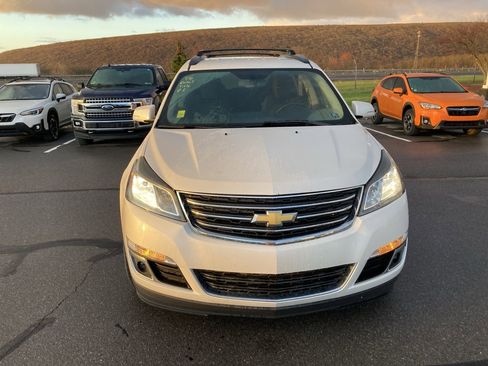 Used 2017 Chevrolet Traverse LT w/ Style and Technology Package image 2