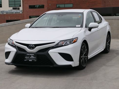 Used 2018 Toyota Camry SE image 8