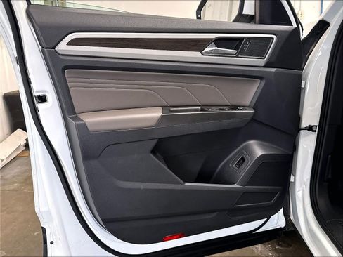 Used 2023 Volkswagen Atlas SE w/ Black Wheel Package FWD image 23