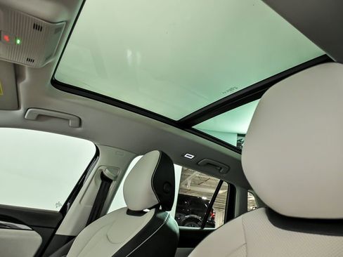 Certified 2025 Volkswagen Tiguan SE image 14