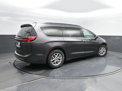 Used 2022 Chrysler Pacifica Touring-L image 2
