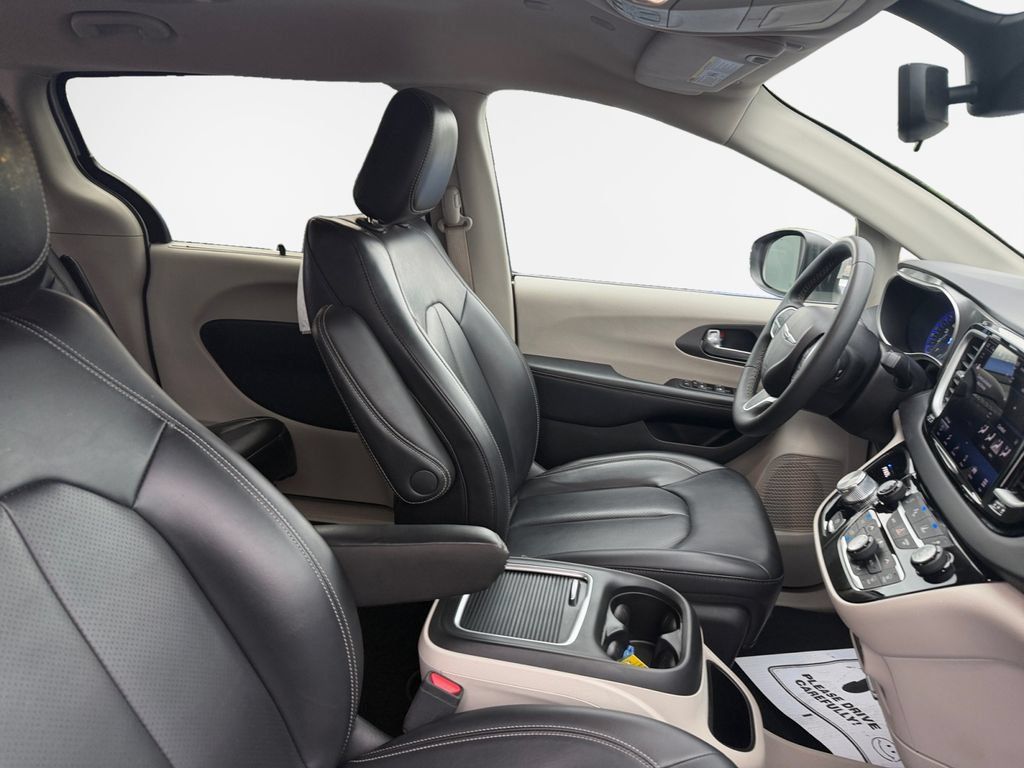 Used 2023 Chrysler Pacifica Touring-L FWD image 26