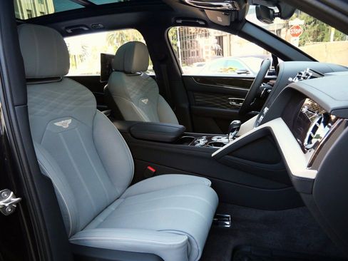 Used 2025 Bentley Bentayga Extended Wheelbase image 30