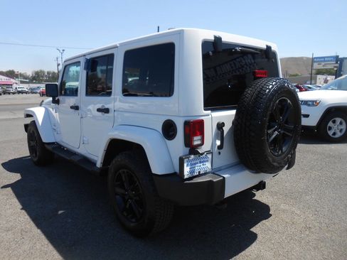 Used 2016 Jeep Wrangler Unlimited Sahara w/ Connectivity Group image 7