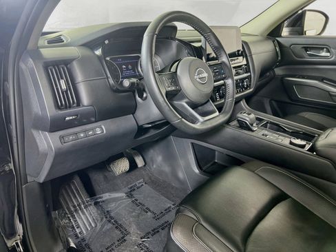 Used 2023 Nissan Pathfinder SL w/ Black Appearance Package AWD/4WD image 9