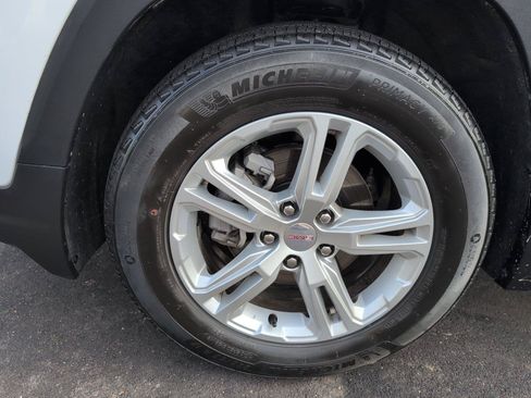 Used 2024 GMC Terrain SLE FWD image 9