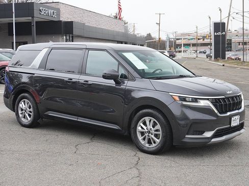 Used 2022 Kia Carnival LX image 2